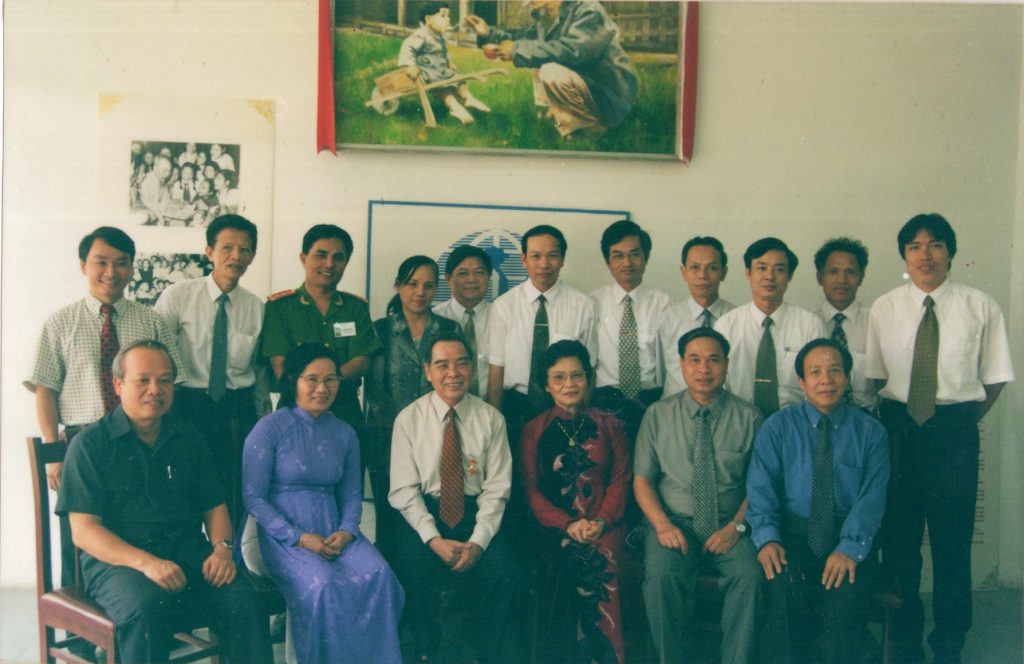Thủ tướng Phan Văn Khải chụp ảnh lưu niệm với các lãnh đạo của Bộ Y Tế
