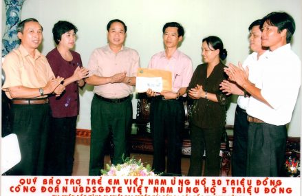 Ủng hộ nhân dân vùng bão số 7 năm 2005 tại huyện Hải Hậu, Nam Định